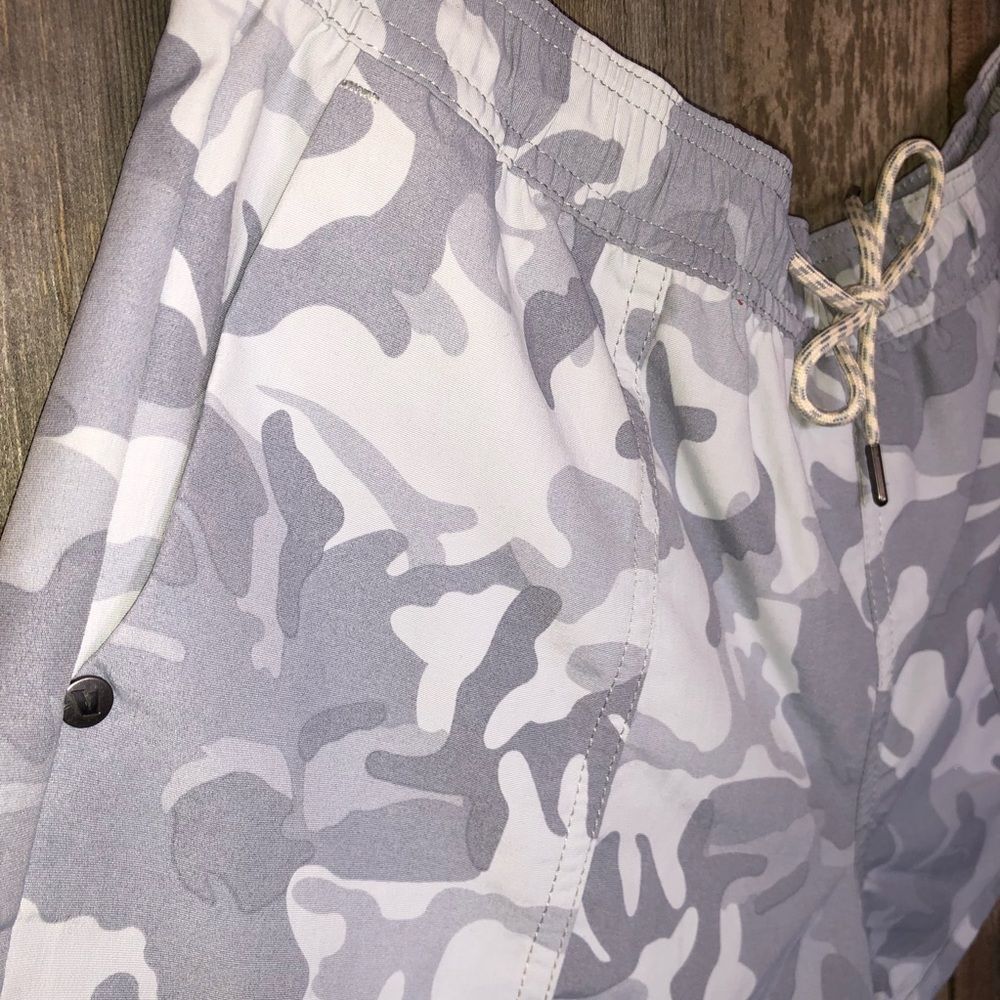NWT ☀️ LAST ONE Vuori | Sunwashed Short - Pale Grey Camo - Small - Picture 4 of 8